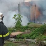 Incêndio em barracos de madeira deixa uma mulher ferida na comunidade do Lagamar