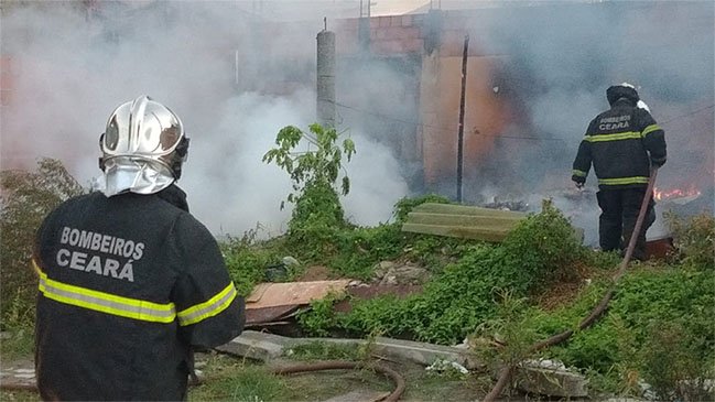 Incêndio em barracos de madeira deixa uma mulher ferida na comunidade do Lagamar