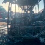 Incêndio destrói ônibus na BR-222 em Caucaia