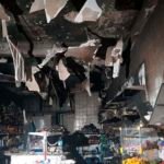 Incêndio atinge mercadinho e faz parte do teto desabar, no Centro de Fortaleza