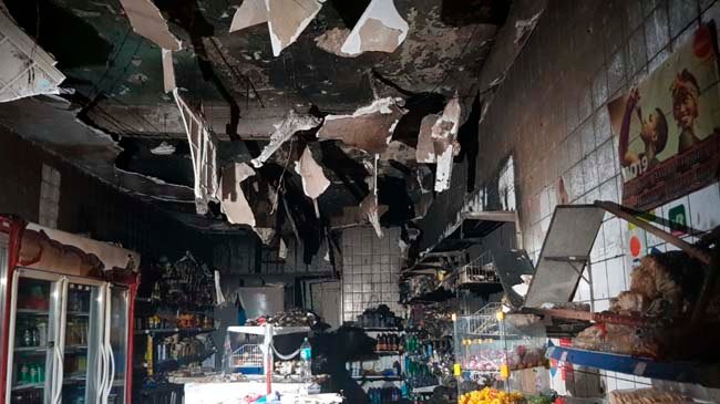 Incêndio atinge mercadinho e faz parte do teto desabar, no Centro de Fortaleza
