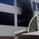 Prédio comercial é evacuado no Meireles após sala incendiar na manhã neste sábado