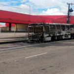 Após pane elétrica, ônibus pega fogo no bairro Henrique Jorge, em Fortaleza