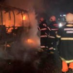 Acidente mata motociclista e causa incêndio em van, na BR-122, em Quixadá