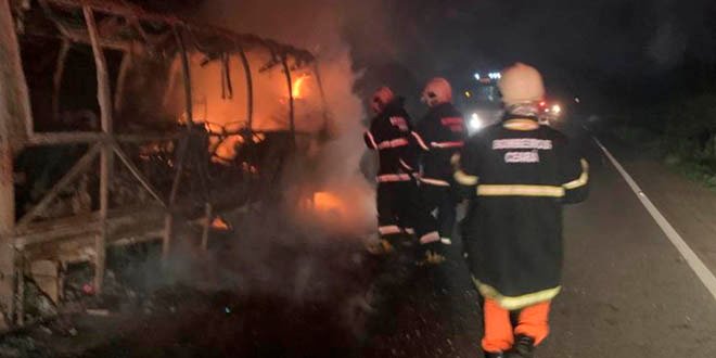 Acidente mata motociclista e causa incêndio em van, na BR-122, em Quixadá