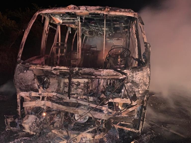 Acidente mata motociclista e causa incêndio em van, na BR-122, em Quixadá