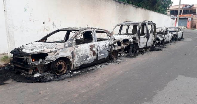 Quatro carros são incendiados próximo à delegacia de Boa Viagem