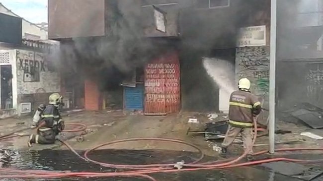 Prédio comercial é tomado por incêndio no Bairro Varjota