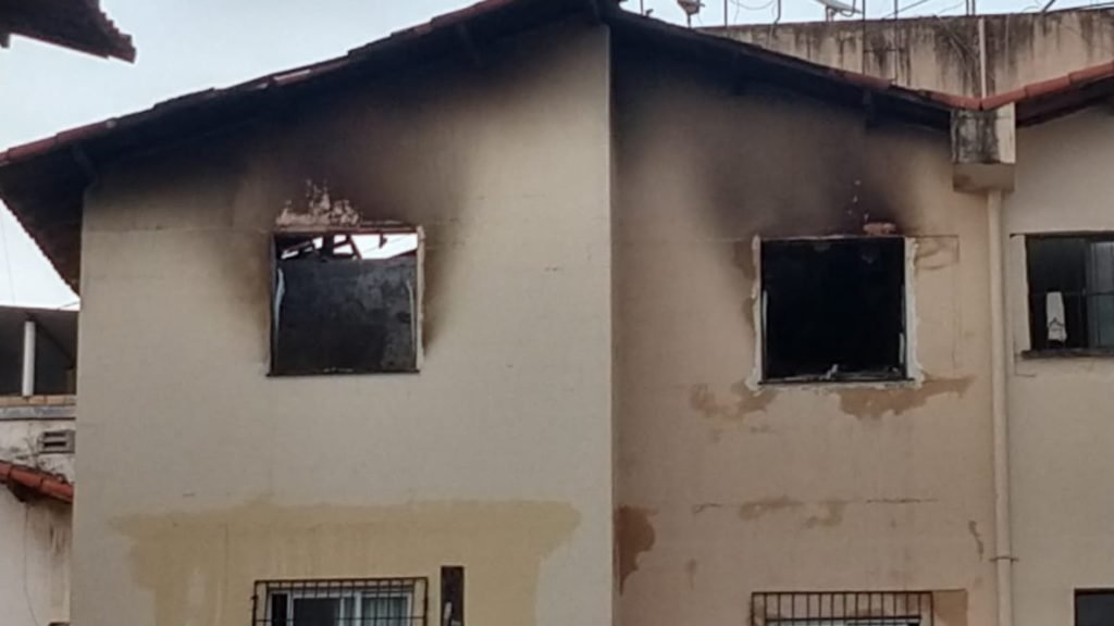 Incêndio durante a madrugada destrói apartamento no Parque Albano, em Caucaia