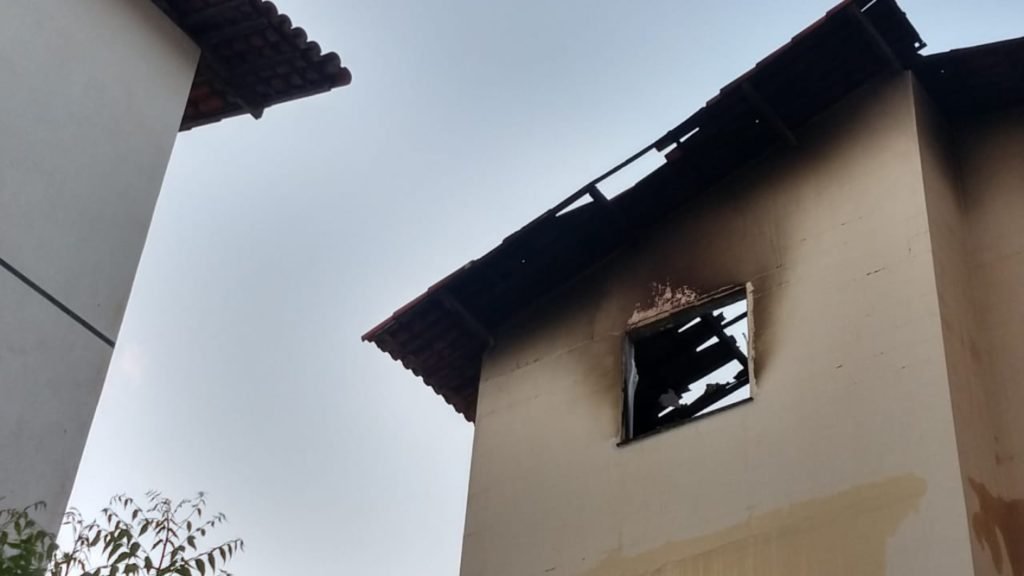 Incêndio durante a madrugada destrói apartamento no Parque Albano, em Caucaia