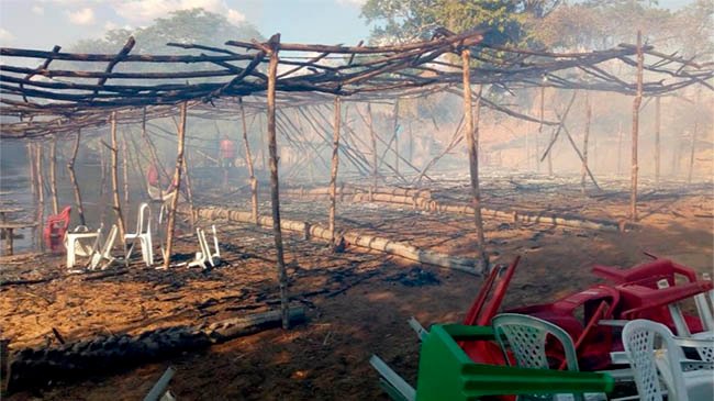 Incêndio em barraca assusta clientes e funcionários às margens do Rio Acaraú, em Santa Quitéria