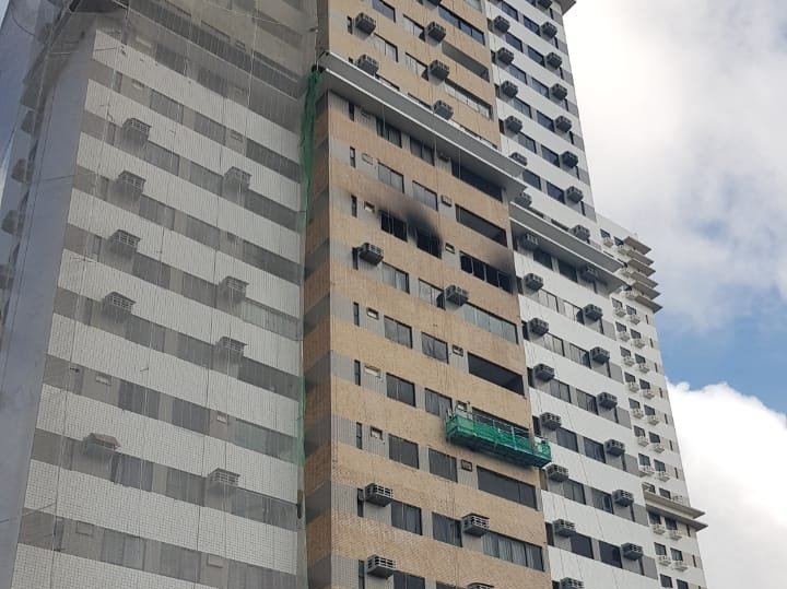 Prédio no Bairro Cocó é evacuado após apartamento pegar fogo