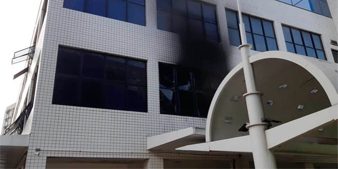 Prédio comercial é evacuado no Meireles após sala incendiar na manhã neste sábado