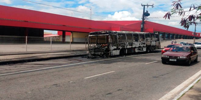 Após pane elétrica, ônibus pega fogo no bairro Henrique Jorge, em Fortaleza