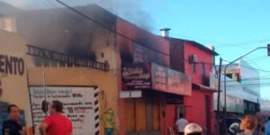 Loja de roupas em Caucaia pega fogo após pane em ventilador
