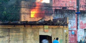 Incêndio atinge ponto comercial na Avenida Aguanambi, em Fortaleza