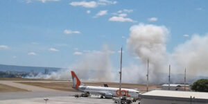 Fogo atinge vegetação dentro de terreno do Aeroporto de Juazeiro do Norte