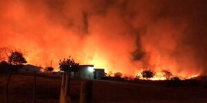 Incêndio em vegetação seca chega perto de casas em duas comunidades de Canindé