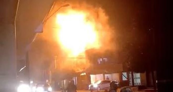 Incêndio em chaminé de churrascaria no Pirambu gera 'bola de fogo', e é apagado por clientes