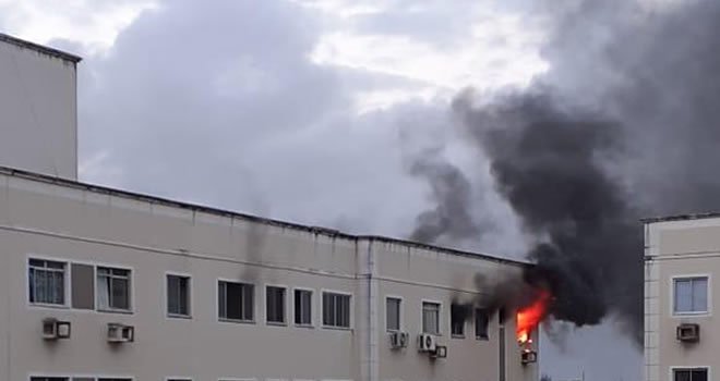 Apartamento em Messejana pega fogo; bombeiros conseguem apagar as chamas
