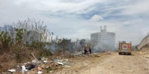 Incêndio toma terreno baldio próximo a prédio e residências no bairro Dunas, em Fortaleza