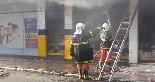 Incêndio atinge farmácia que funciona há 50 anos no Centro do Crato; parte do forro caiu