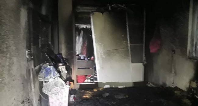Incêndio atinge residência e deixa imóvel destruído na Praia de Iracema, em Fortaleza; fotos