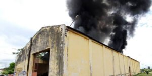 Incêndio atinge antiga oficina da Rede Ferroviária Federal em Iguatu; veja vídeo