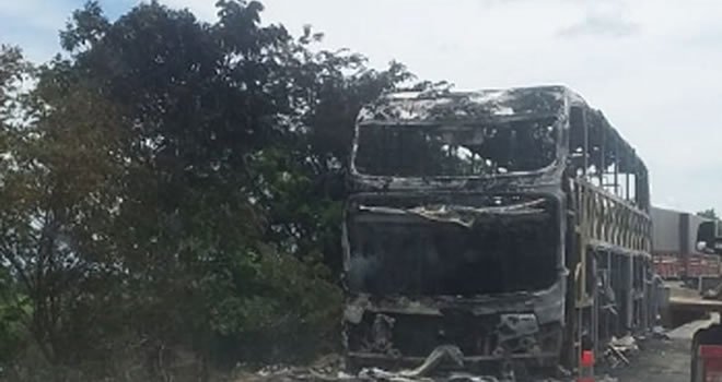 Ônibus que vinha de São Paulo para o Ceará pega fogo na BR-135, na Bahia; ninguém se feriu