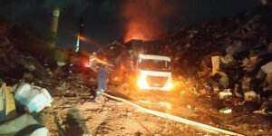 Sucata de edificação comercial pega fogo em Maracanaú