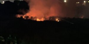 Incêndio atinge terreno de indústria têxtil no bairro Henrique Jorge, em Fortaleza