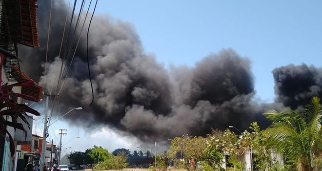 Incêndio forma grande nuvem de fumaça por chamas em vegetação no bairro Passaré