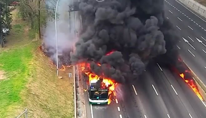Passageiros escapam de ônibus em chamas na Argentina